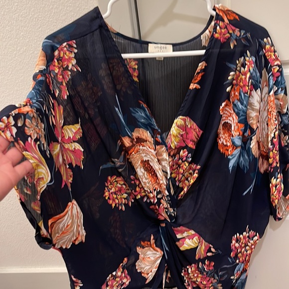 UMGEE FLORAL BLOUSE | Vici Collection - Picture 3 of 6